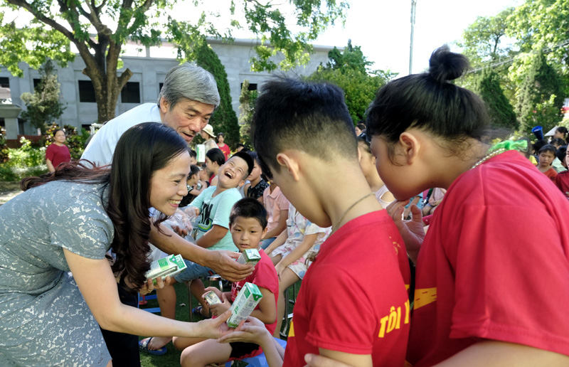 Hành trình trao sữa giữa đại dịch của Quỹ sữa Vươn cao Việt Nam, để mọi trẻ em được uống sữa mội ngày