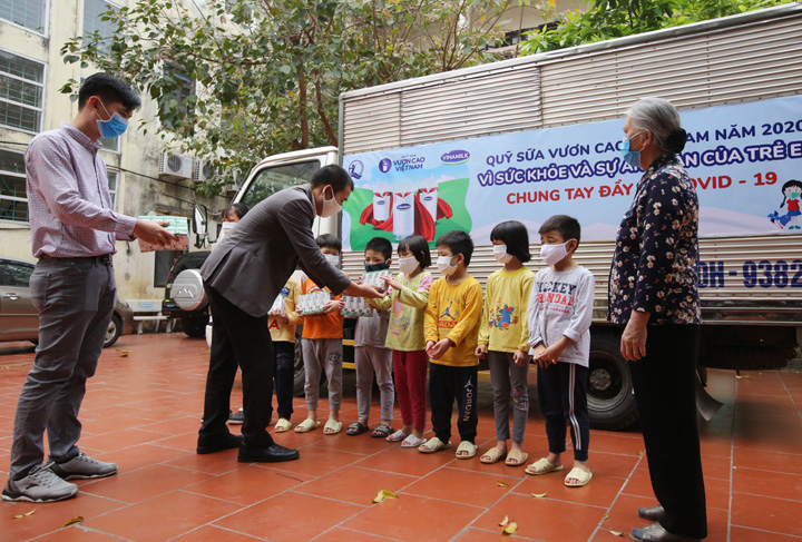 Hành trình trao sữa giữa đại dịch của Quỹ sữa Vươn cao Việt Nam, để mọi trẻ em được uống sữa mội ngày