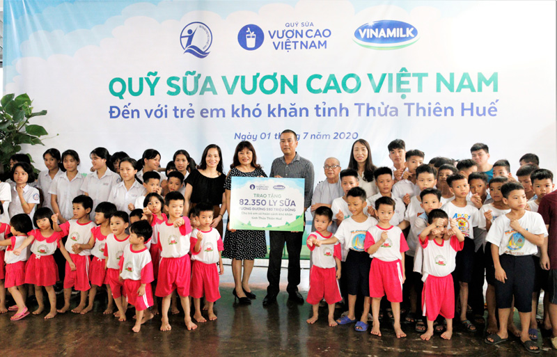 Hành trình trao sữa giữa đại dịch của Quỹ sữa Vươn cao Việt Nam, để mọi trẻ em được uống sữa mội ngày