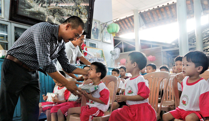 Hành trình trao sữa giữa đại dịch của Quỹ sữa Vươn cao Việt Nam, để mọi trẻ em được uống sữa mội ngày