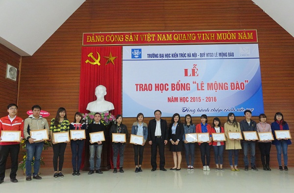 Lãnh đạo công ty Hoà Bình trao học bổng cho học sinh sinh viên