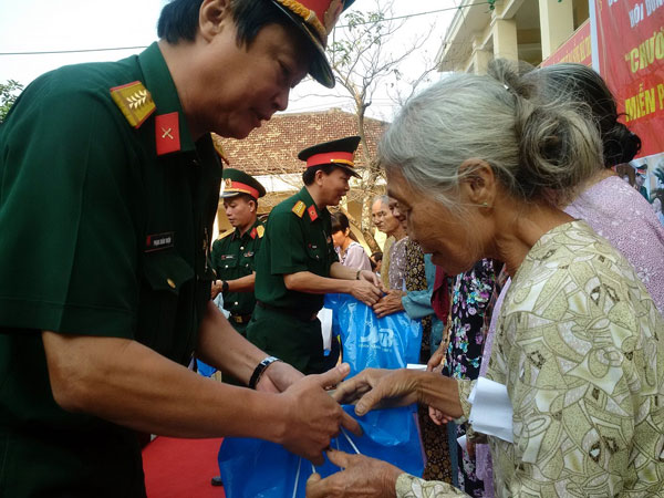 Lãnh đạo Quân khu 5 và đoàn công tác tặng quà cho người dân.