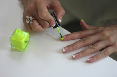 Rực rỡ chào hè với nail neon