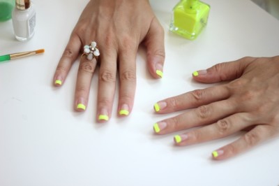 Rực rỡ chào hè với nail neon