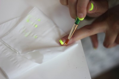 Rực rỡ chào hè với nail neon