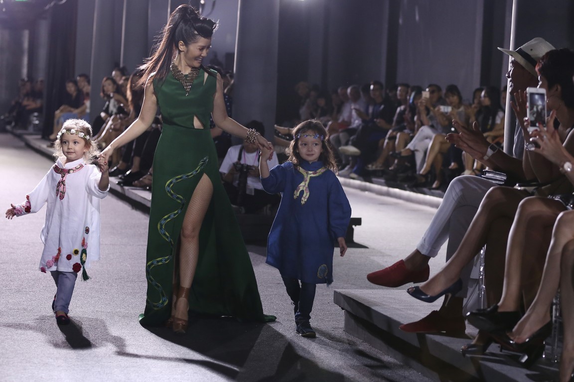 Ngắm “nhóc tỳ” của ca sĩ Hồng Nhung tự tin trên sàn catwalk