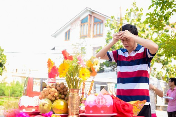 Hoài Linh “thân mật” với Phi Nhung tại trường quay