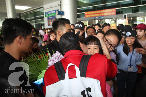 Mỹ nam “Tình yêu không có lỗi” liên tục ôm hôn fan Việt