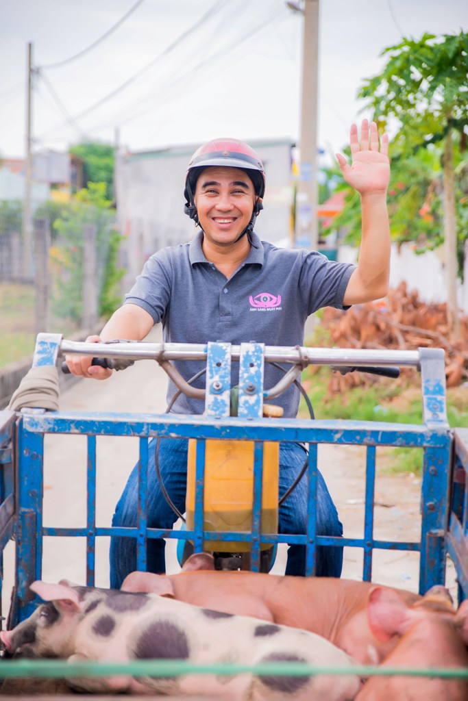 Quyền Linh giúp đỡ người mẹ già nuôi con tâm thần cùng cháu nhỏ