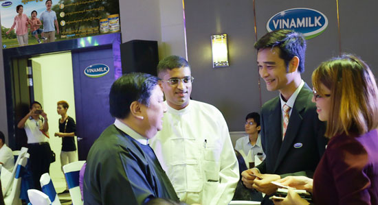 Ông Võ Trung Hiếu (thứ 2 từ trái sang), Giám đốc Kinh doanh Quốc tế Vinamilk, đang trao đổi với các lãnh đạo thành phố Yangon về kế hoạch phát triển của Vinamilk tại Myanmar