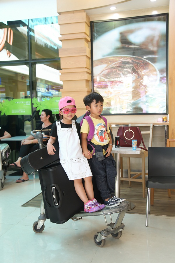 Châu Chấu mạnh dạn nắm tay Bell đi quay "'Bố ơi mình đi đâu thế"?