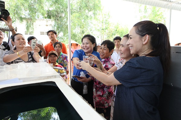 Ca sĩ Phi Nhung cùng hành trình tặng 60 ngàn lít nước ngọt miễn phí mỗi ngày cho vùng hạn mặn