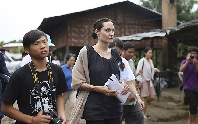 Angelina bất ngờ tiết lộ con trai Pax Thiên thích học tiếng Việt