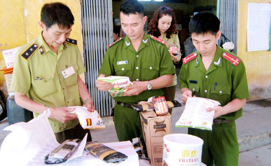 Quản lý thị trường kiểm tra thu giữ hàng lậu tại Ga Giáp Bát, Hà Nội.