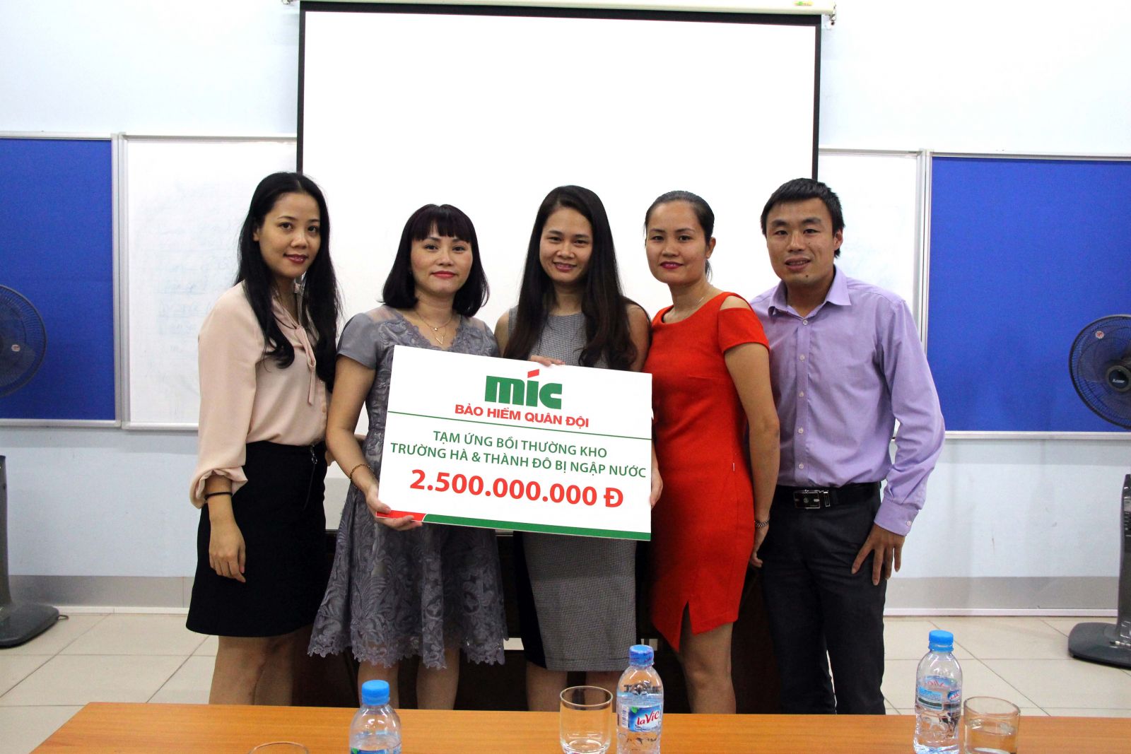 MIC trao tiền bồi thường cho khách hàng