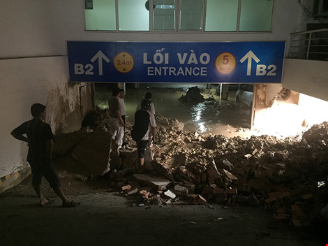 Vỡ tường hầm chung cư Giai Việt