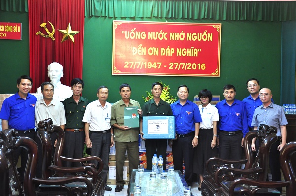 Đại diện Tân Hiệp Phát cùng Bí thư Trung ương Đoàn thăm hỏi người có công