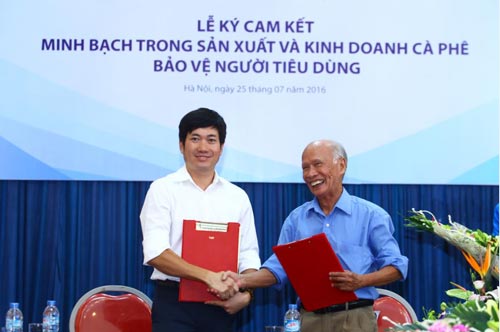 Tổng giám đốc Vinacafé Biên Hòa Nguyễn Tân Kỷ (trái) ký và trao đổi bản cam kết với ông Đoàn Phương, Chủ tịch VINASTAS.