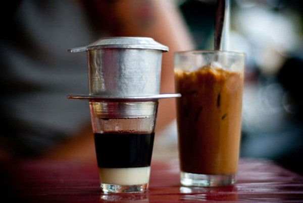 Cafe vỉa hè có ly không hề có cà phê