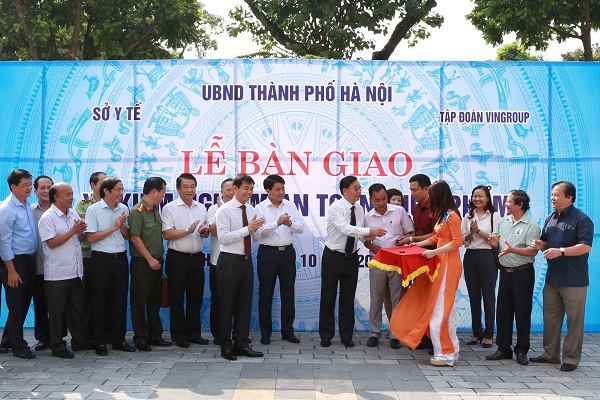 Vingroup trao tặng TP Hà Nội 3 xe kiểm nghiệm thực phẩm