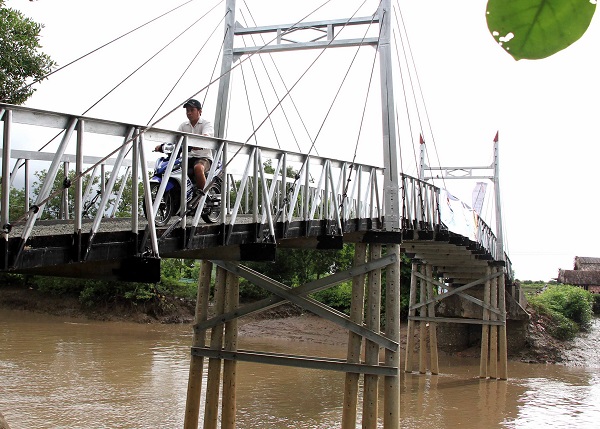 Bạc Liêu nhận bàn giao cầu thép dây văng qua kênh Điền Cô Ba