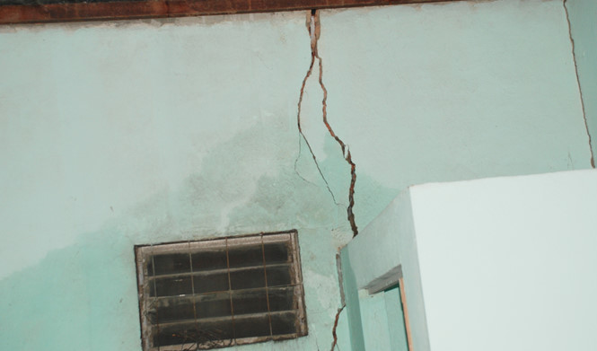 Cận cảnh hàng chục căn nhà nứt toác, lún sâu khiến người Sài Gòn sợ