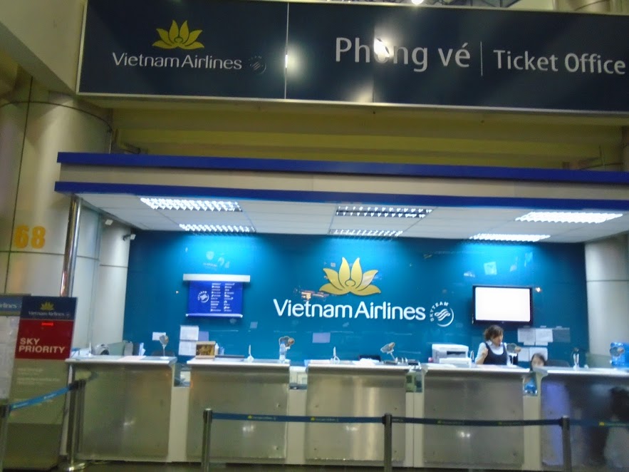 Quầy vé của Vietnam Airlines rất vắng hành khách khi anh Kiên tới làm thủ tục