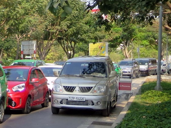 Bát nháo dịch vụ vận chuyển hành khách tại sân bay Tân Sơn Nhất