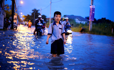 Triều cường dâng cao, người Sài Gòn khốn khổ "lội suối, bơi sông" về nhà