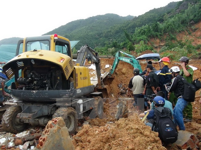 Vụ sạt lở núi ở Khánh Hòa: Chồng đau đớn gào khóc nhìn thi thể vợ và con trai bị đất đá chôn vùi