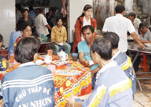 Đau lòng: Đi hái rau cùng mẹ, hai anh em bị sét đánh thương tâm