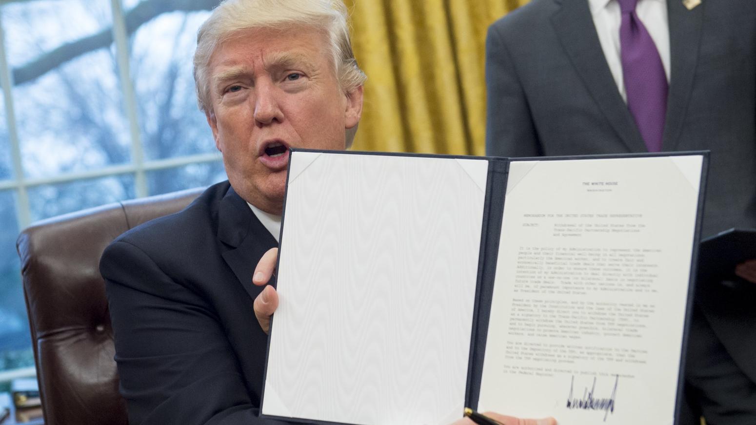Ông Trump giơ sắc lệnh rút khỏi TPP tại Nhà Trắng