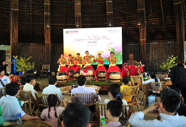 Làng sen Việt Nam vào hội