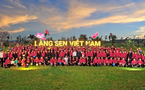 Làng sen Việt Nam vào hội