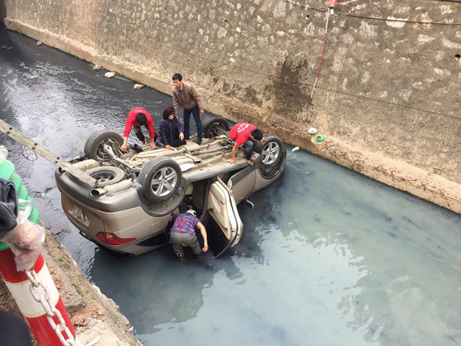 Hà Nội: Ô tô lật ngửa dưới mương nước, nữ tài xế được người dân cạy cửa đưa ra ngoài