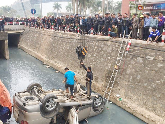 Hà Nội: Ô tô lật ngửa dưới mương nước, nữ tài xế được người dân cạy cửa đưa ra ngoài