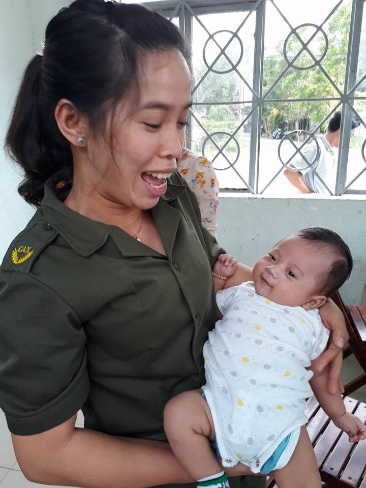 Bé sơ sinh còn nguyên dây rốn bị bỏ rơi ở bụi tre bên đồi