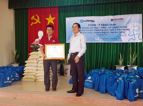 Ông Trương Đăng Khoa- Đại diện Phuc Khang Corporation nhận Bằng khen ghi nhận sự đóng góp của doanh nghiệp đối với cộng đồng