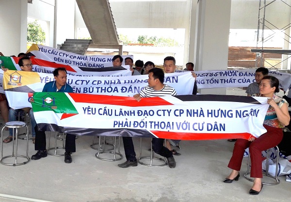 Chủ đầu tư Hưng Ngân thất hứa: Người mua nhà giăng băng rôn đòi nhà