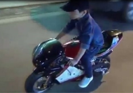 Thót tim cảnh hai đứa bé chạy xe máy, phóng như bay trên đèo