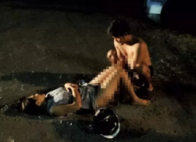 Chồng đỡ đẻ cho vợ ngay vỉa hè gây "bão" dân mạng