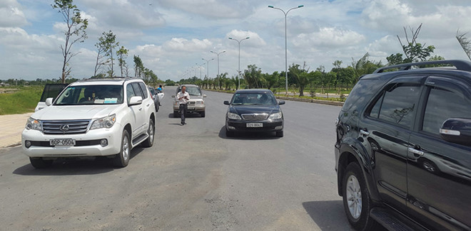 Giá đất Sài Gòn tăng nóng, nhà đầu tư đổ về vùng ven. Trong ảnh: Khách hàng tìm hiểu dự án Khu đô thị Kinh tế mở Long Hưng của Donaco.op