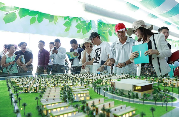 Khách hàng tìm hiểu dự án Biệt thự mẫu Cam Ranh Mystery Villas, một trong những thương vụ M&A thành công của Hưng Thịnh Corp