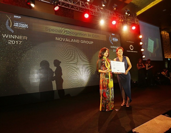 Đại diện Tập đoàn Novaland vinh dự nhận giải trong Lễ trao giải thưởng Bất động sản Việt Nam 2017 (Vietnam Property Awards 2017) vào ngày 2/6 vừa qua. 
