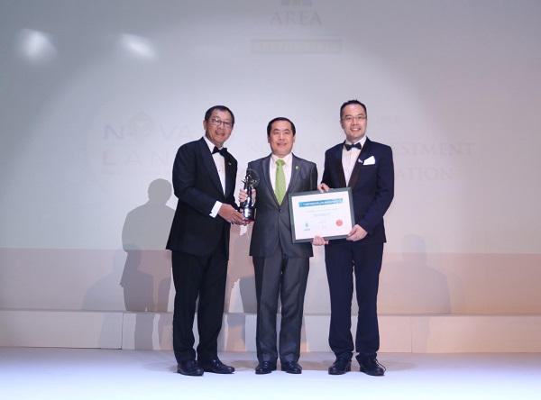 Ông Lê Hồng Phúc – Phó TGĐ phụ trách khối nguồn nhân lực Tập đoàn Novaland nhận giải tại Lễ trao giải Asia Responsible Entrepreneurship Awards (AREA).