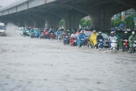 Mưa lớn kéo dài từ đêm nay, miền Bắc nguy cơ ngập lụt diện rộng