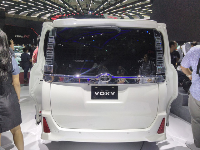 Toyota Voxy 2017 ra mắt Đông Nam Á, 'đàn anh' của Innova