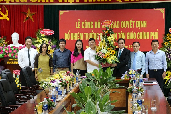 Ban Tôn giáo Chính phủ tặng hoa chúc mừng tân Trưởng ban Ban Tôn giáo Chính phủ Vũ Chiến Thắng
