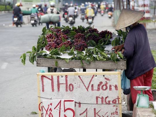 Muôn kiểu bán hàng rong: Tưởng rẻ hóa đắt, khách hàng "dính đòn"!