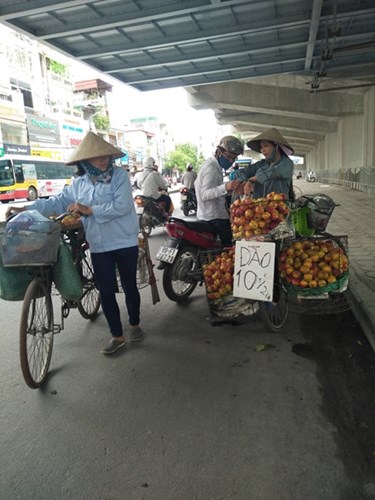 Muôn kiểu bán hàng rong: Tưởng rẻ hóa đắt, khách hàng "dính đòn"!